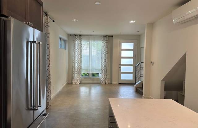 3 Bedroom Queen Anne Townhouse w/rooftop deck Available by November 16th at $4100! Gallery 4
