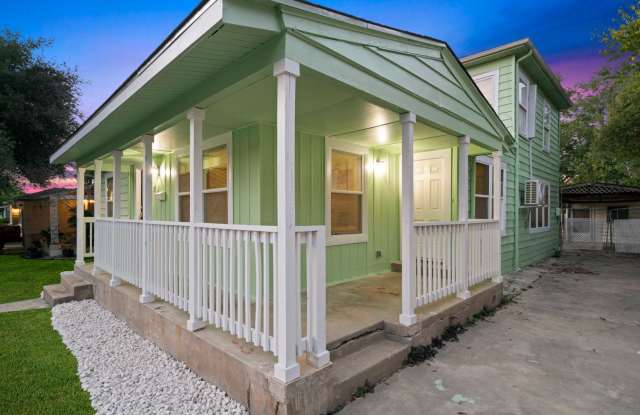 Chic Highland Park Estates Home: Updated 3BR/2BA with Private Yard Gallery 4