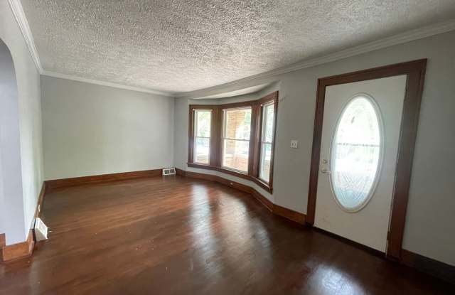 Spacious Three Bedroom Home with Office! NW Side Gallery 4
