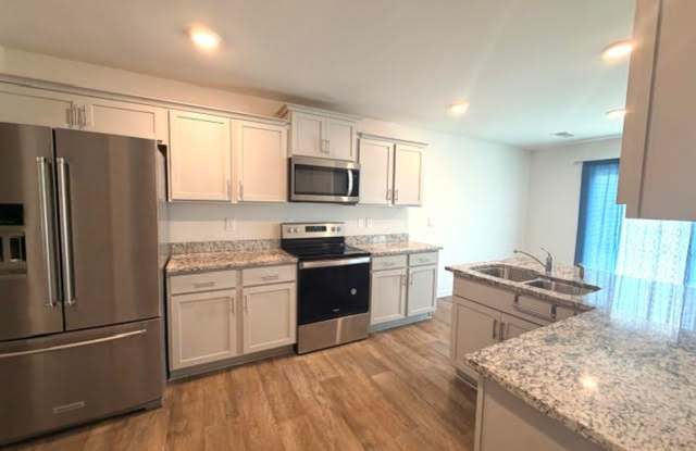 ~~ Almost new 5 bedroom energy efficient home with Freedom from Duke Energy!~~ Gallery 4