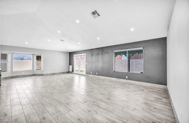 3000 Blue Fin Circle Gallery 2