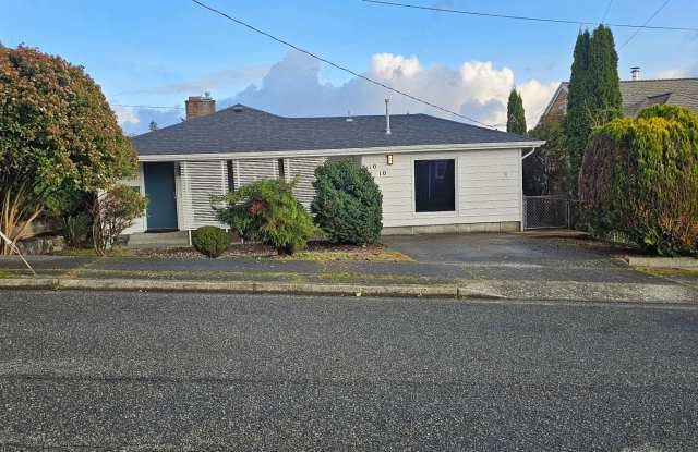 3 bedroom Ramble House in Manette- Hardwood and Fireplace! - 1010 Ironsides Avenue, Bremerton, WA 98310