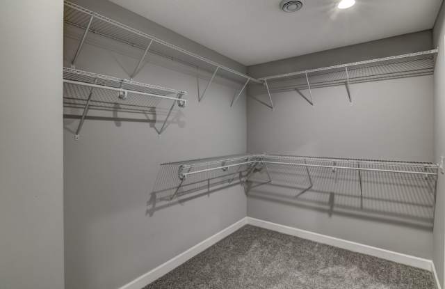 Convenient Location! 3 Bedroom Town Home Gallery 1