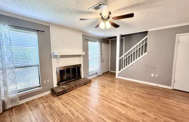 2 Bedroom Townhouse located off Bluebonnet Gallery 4