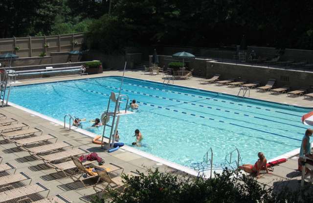 Large 1bd in desirable Brook House. West facing sunny higher floor unit w/balcony! - 44 Washington Street, Brookline, MA 02445