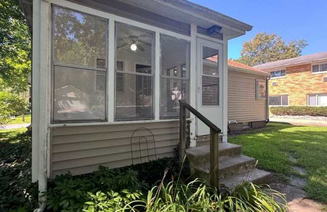 3BR Close to Campus with Free Parking, Washer/Dryer Provided, Unfinished Basement, & Fire Pit! Gallery 4