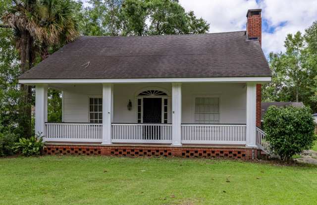 2 Bedroom Charming Home in the Heart of Foley! Gallery 1