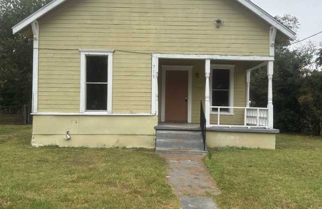 SECTION 8 - 718 Rusk Street, Waco, TX 76704