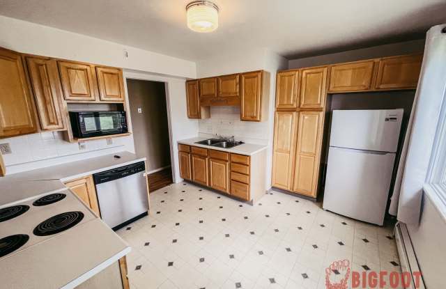 Charming 4-Bedroom Home with Fenced Yard & Garage Gallery 3
