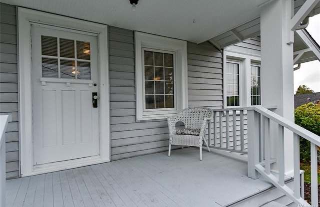 Charming West Seattle 1 Bedroom Home with Office and Large Fenced Yard photos photos