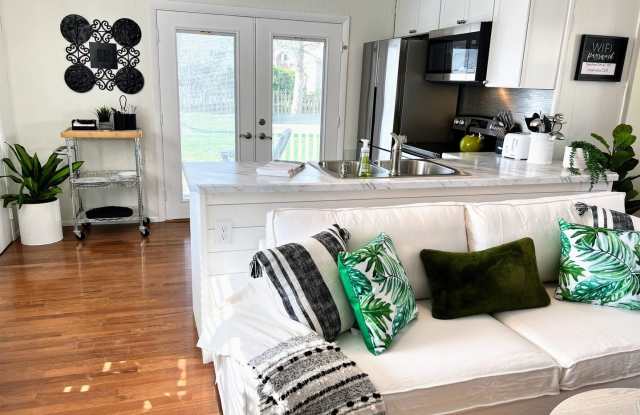 Sparkling Highlands 2 King 1.5 BA close to 264, hospitals, downtown Gallery 4
