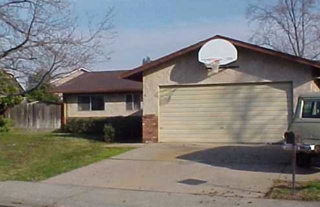 55 Flying Cloud Dr - 55 Flying Cloud Drive, Oroville, CA 95965