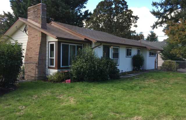 3BR - 1,637 sq. ft. - Charming Farmhouse on Private 1/2 Acre Gallery 1