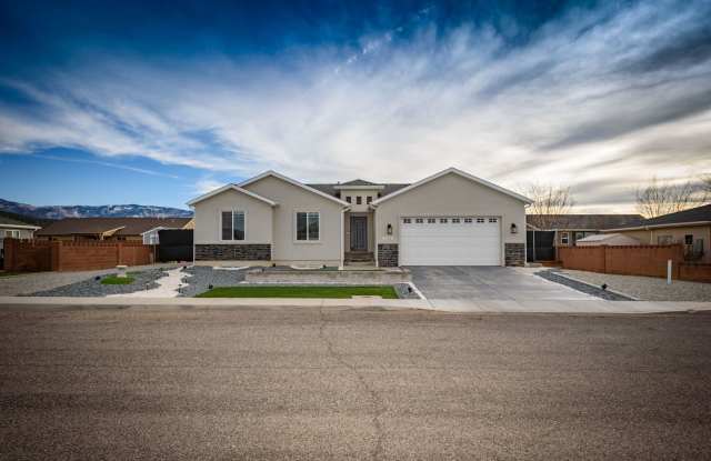 Beautiful Custom Home ! Gallery 3