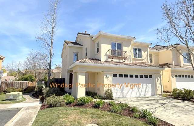 BACK ON THE MARKET ! BEAUTIFUL BRIDGES END TOWNHSE, NEAR PARKS, GOLF COURSE, COYOTE CREEK ELEMENTARY ! photos photos