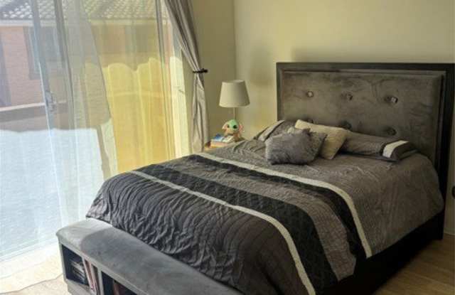 3006 Ladrillo Aisle Gallery 1
