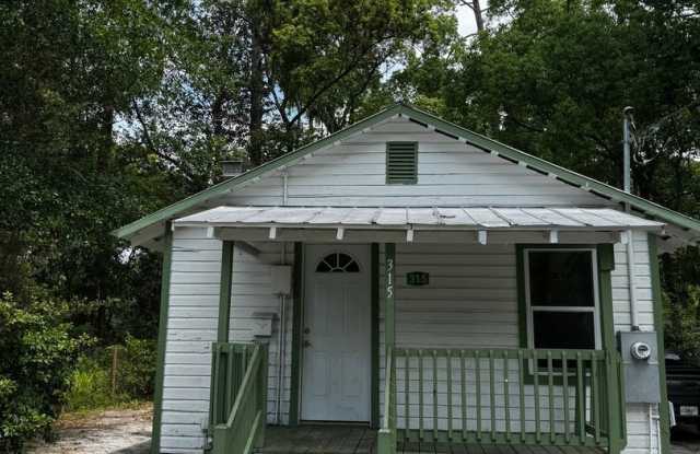 2 Bedroom Single Family Home in Gainesville - 315 Northeast 18th Street, Gainesville, FL 32641