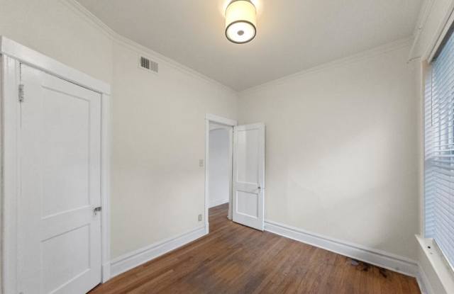 1353 West Catalpa Gallery 4