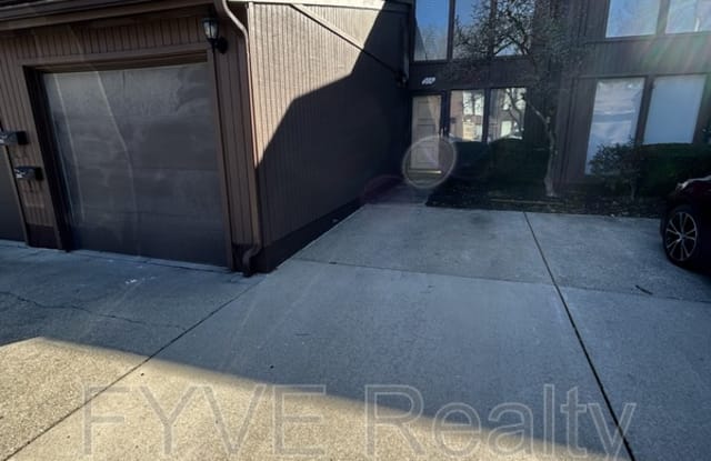 5590 Barton Rd - 5590 Barton Road, North Olmsted, OH 44070