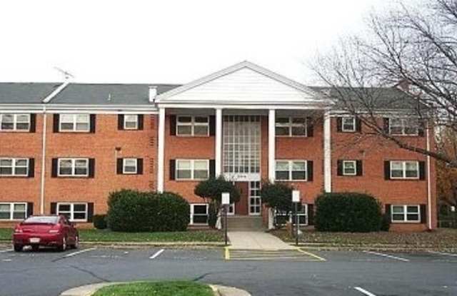 Leesburg One Bedroom Condo - 120 Washington Street Northeast, Leesburg, VA 20176