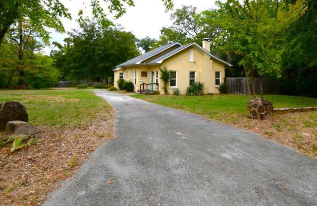 Charming 2 Bedroom, 2 Bath Home - Water & Trash Included! Gallery 3