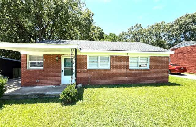 ** 3 bed 1 bath located in Highland Gardens ** Call 334-366-9198 to schedule a self tour - 2114 Ester Street, Montgomery, AL 36110
