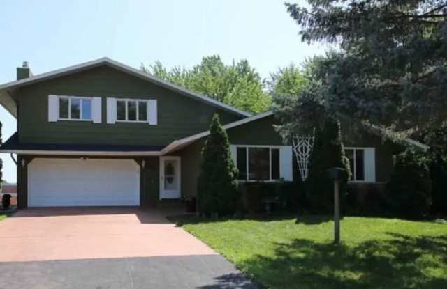 Five Bedroom Home in NW Rochester MN Gallery 4