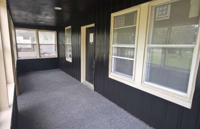 Single Family Home 2 beds 1 bath Available Now! Gallery 3
