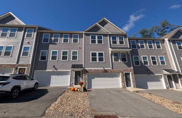 3 Bedroom Townhouse - Franklin Regional School District - AVAILABLE IMMEDIATELY Gallery 1