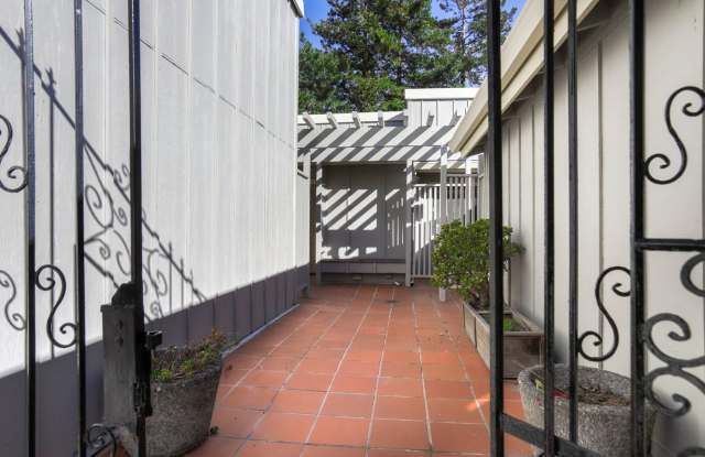 3 Bed / 2.5 Bath light filled, end unit townhome. YouTube Tour!! Gallery 4