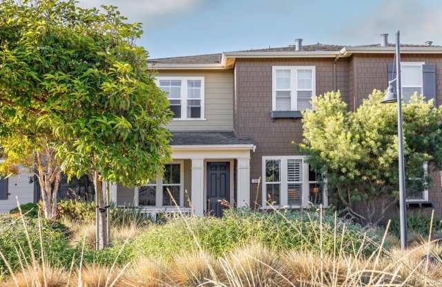 Updated Marina Coastal Living! Gallery 1