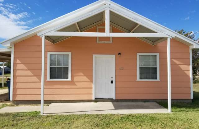 3 bed, 1 bath home with CARPORT! Month to Month lease photos photos