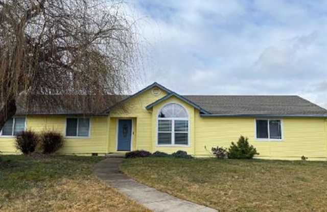 Spacious 3 Bed, 2 Bath Home on a Corner Lot in Southwest Medford photos photos