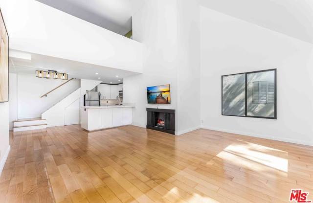 950 N Kings Rd photos photos