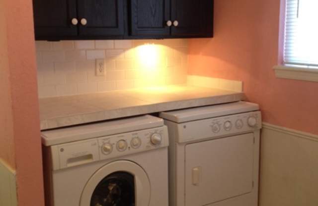 ALL Appliances Included!!! Gorgeous 2 Bedroom 1.5 Bathroom Townhouse w/ Swimming Pool on site!! Gallery 4