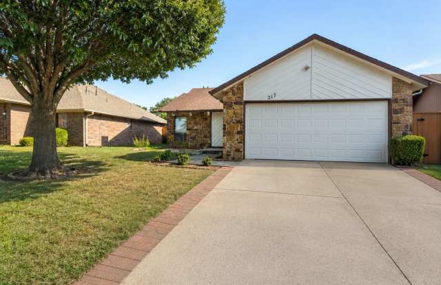 Comfortable Living in a Prime Moore Location Gallery 1