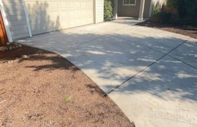 Cul De Sac Living with Huge Yard photos photos