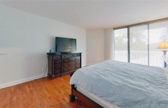 2000 Island Blvd. Gallery 4