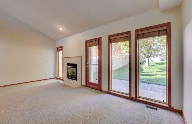 3173 S. Crabapple Gallery 4