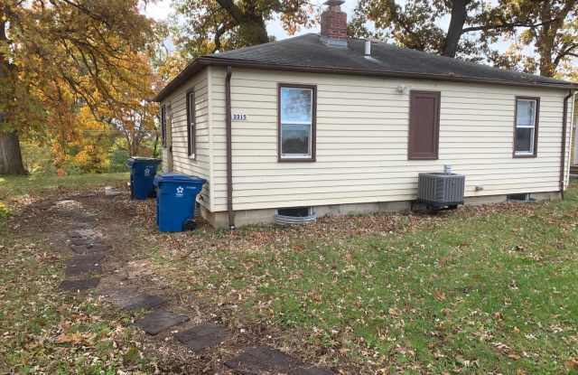 2 Bedroom House - 3315 Valley Drive - 3315 Valley Drive, Le Claire, IA 52753
