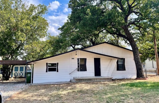 1315 SE 4th Avenue - 1315 Southeast 4th Avenue, Mineral Wells, TX 76067