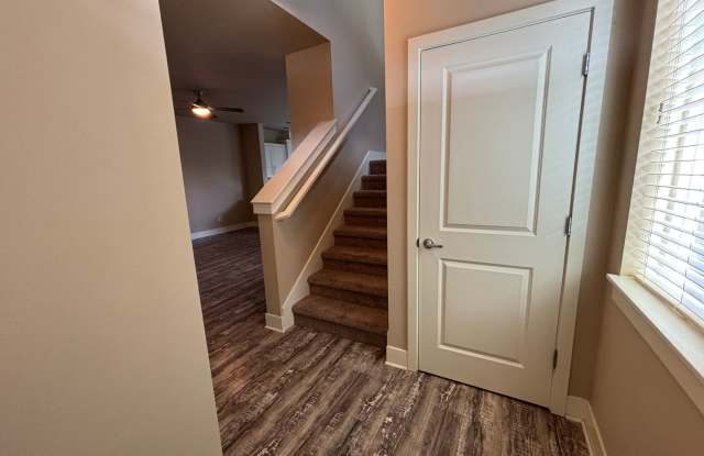 Beautiful 3 Bed/2.5 Bath Townhome in Great Location - Vail Lane Gallery 3