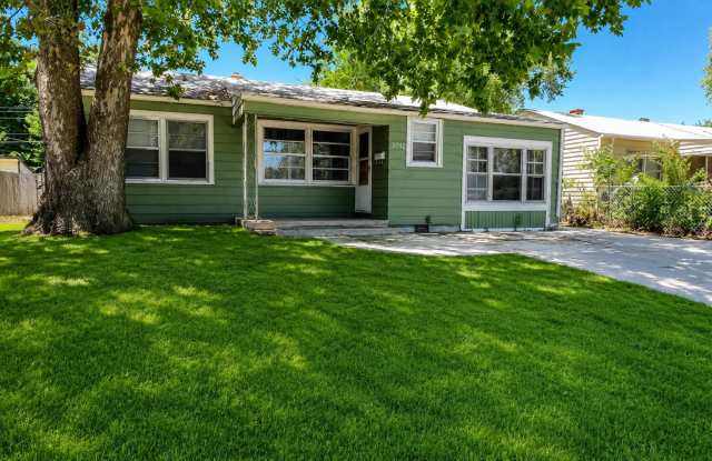 2 Bedroom, 1 Bathroom Home with Spacious Family Room & Fenced Backyard photos photos