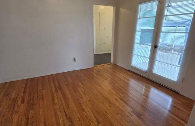 Charming 2-Bedroom Home with Hardwood Floors & Fenced Yard Gallery 4