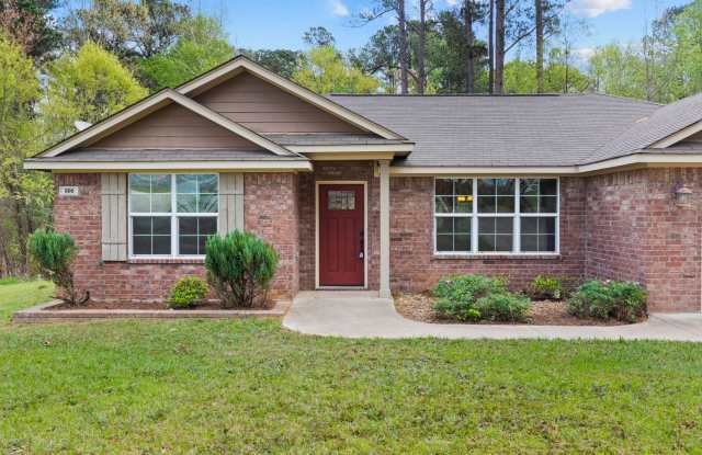 MOVE IN READY AND $200 off NICEST IN LINDALE Single Family Home- Nearly New-Lindale ISD - 3 Bedroom 2 Bath - Pets okay! photos photos