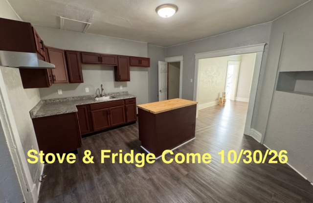 Lovely 2 Bedroom Townhome with New Kitchen with Butler's Pantry Gallery 1