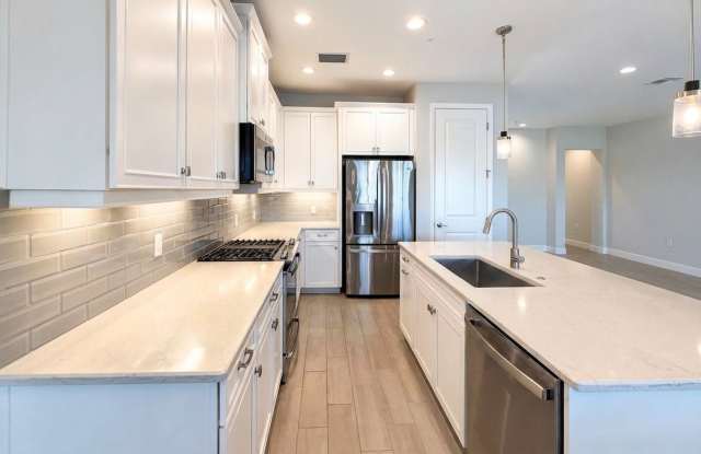 Modern 3BR Condo with Pond Views - Annual Rental in Seychelles Naples Gallery 3