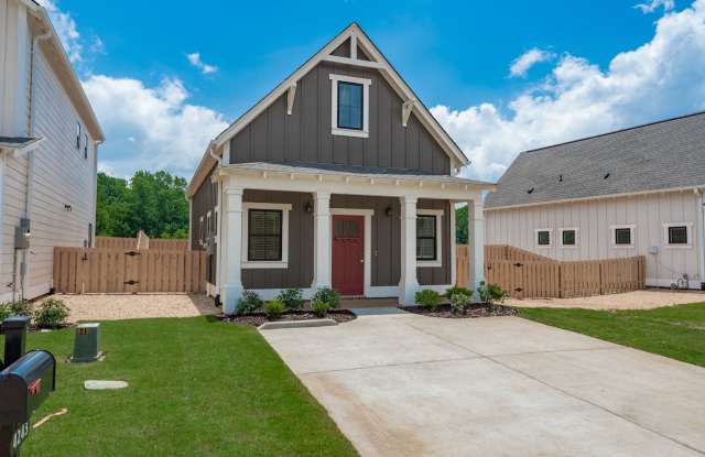 One Bedroom Cottage with Fenced Backyard! Gallery 4