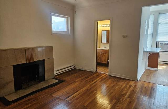5667 Waterman Boulevard Gallery 2