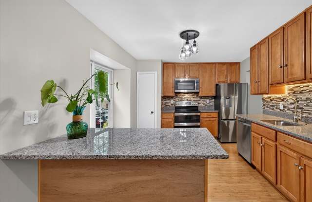 Beautiful townhome in Lorton! Gallery 3